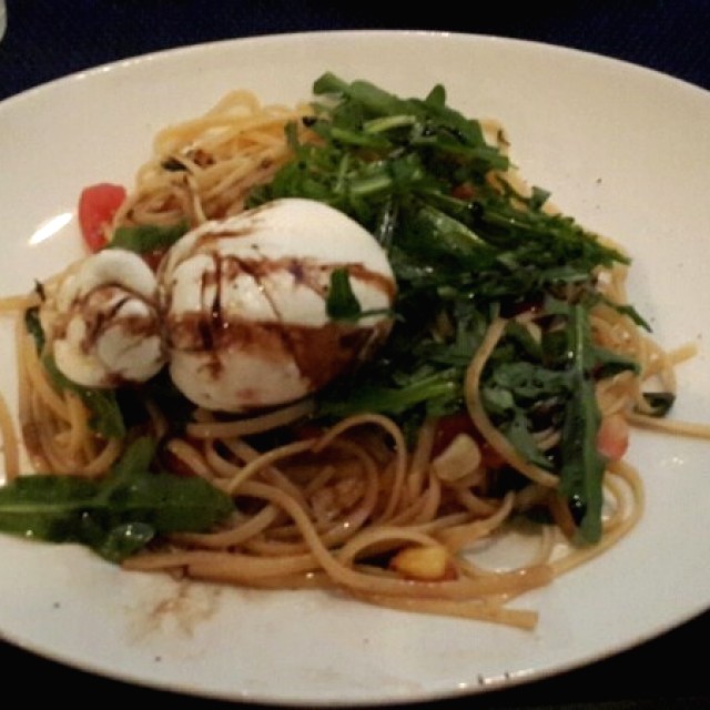 Linguine al oleo con rúculs y un pequeño burrata