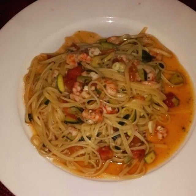 Linguini con camarones picados y tomates al oleo