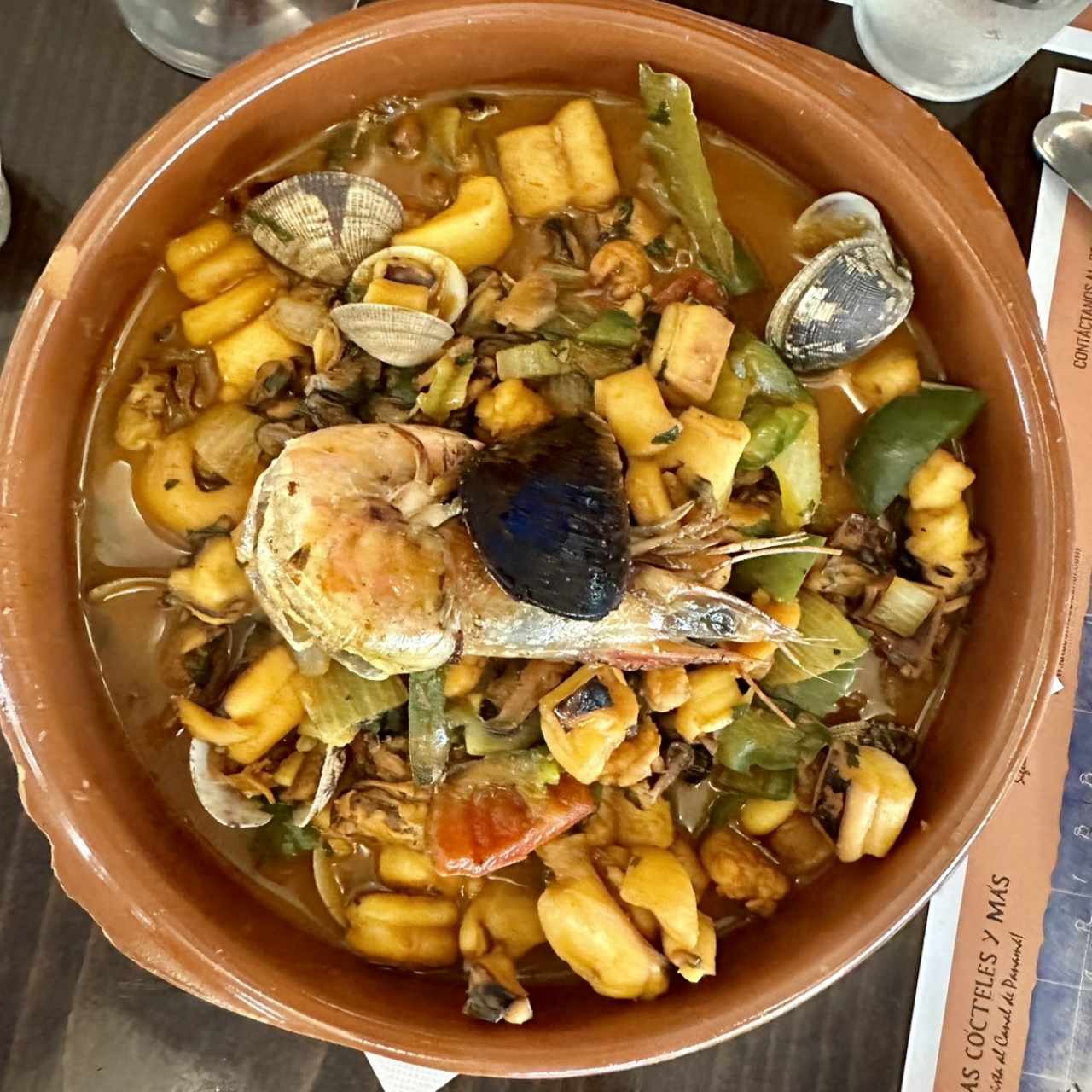 Cazuela de Mariscos en Salsa de Tomates Tiernos y Guindilla