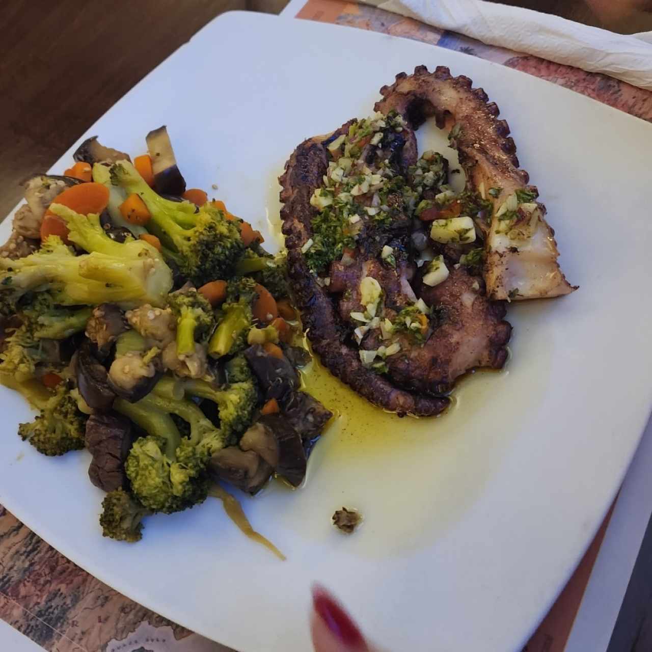 Pulpo con vegetales al vapor, todo excelente porción y sabor