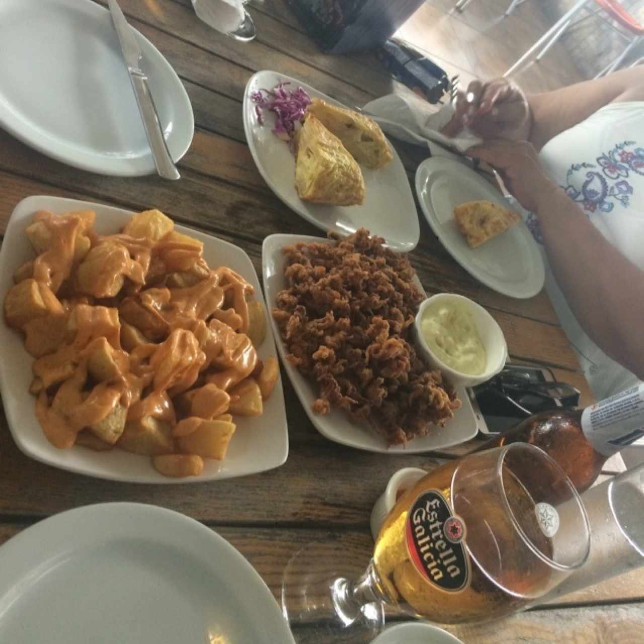 Arañitas de calamar, patatas bravas y tortilla española