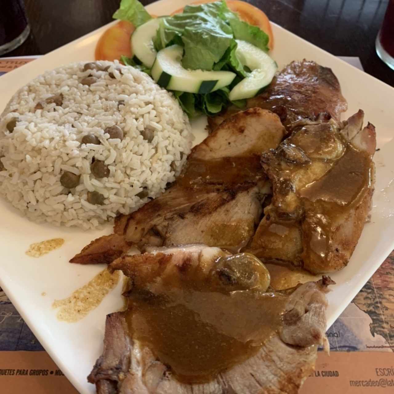 Pernil, arroz con guandú y ensalada