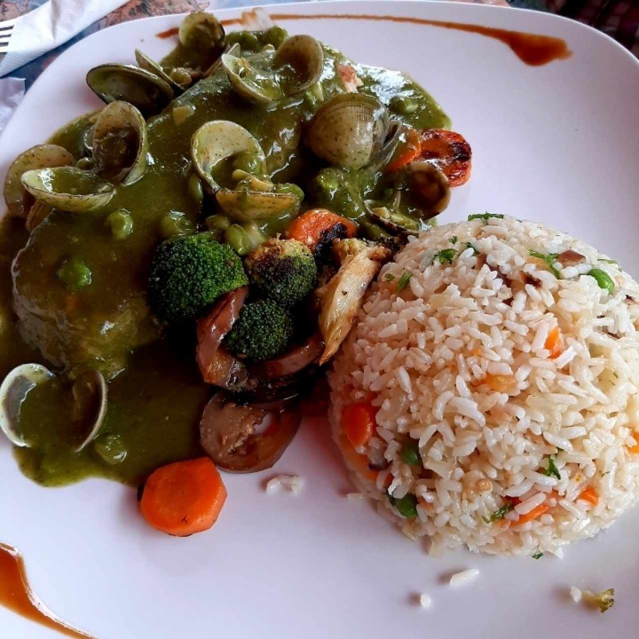 Corvina en Salsa Verde y Almejas Flambeadas al Brandy con Arroz Salteado