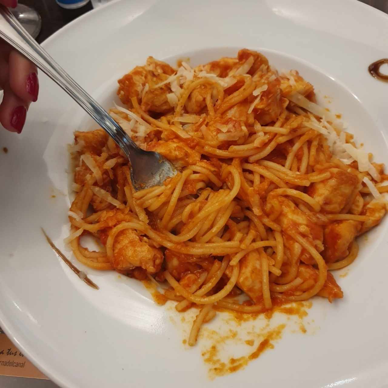 Pasta roja con pollo