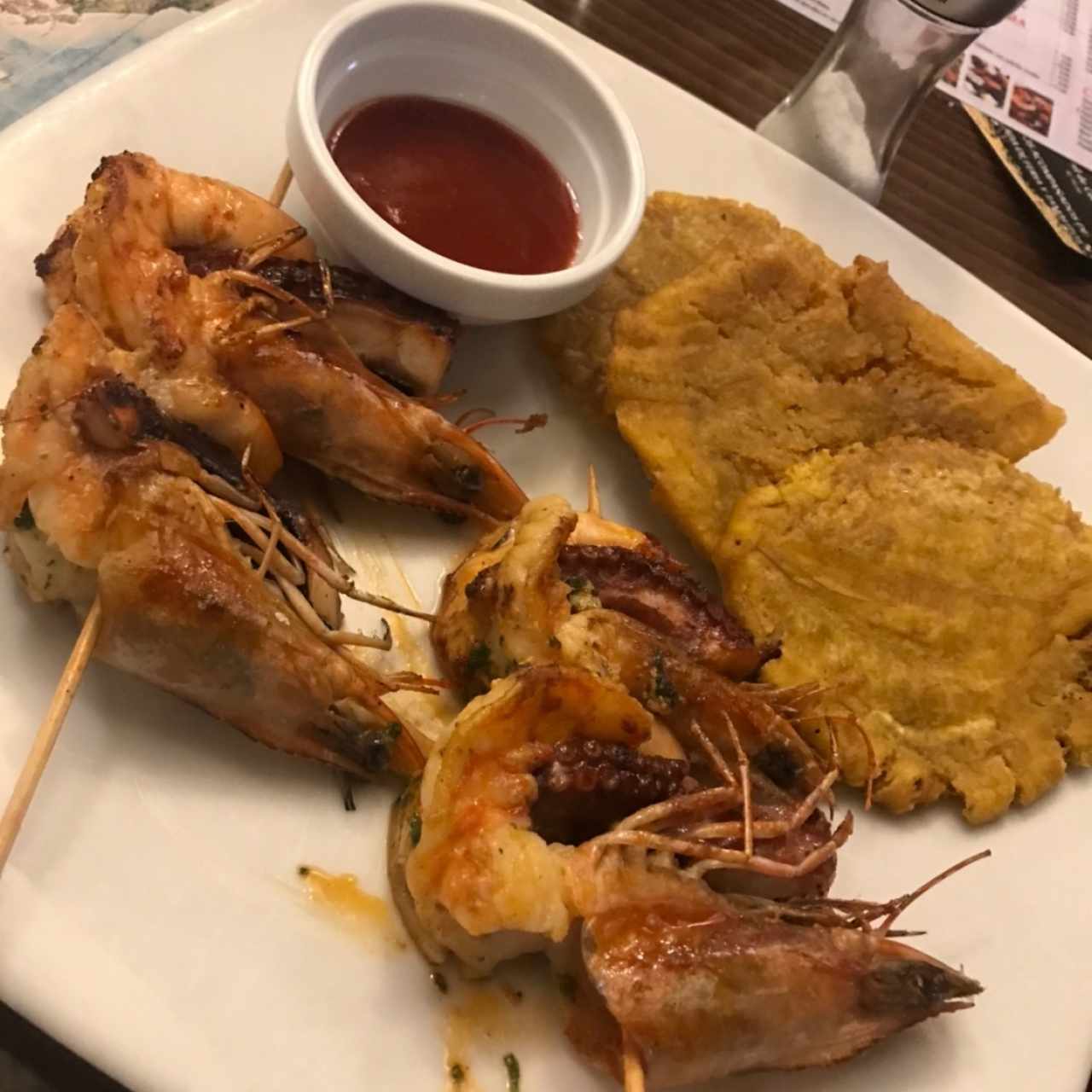 brochetas de pulpo y langostinos