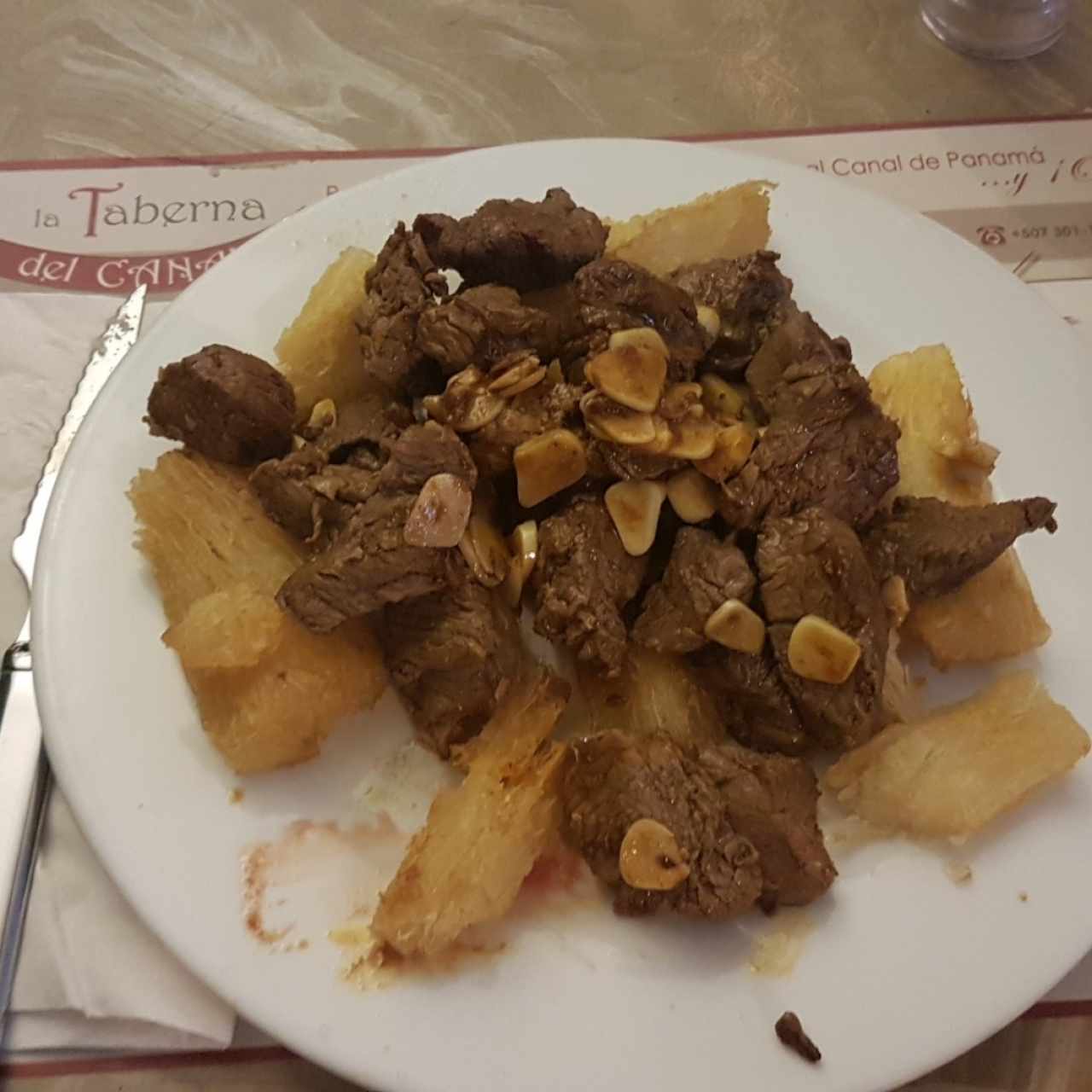 Lomo troceado con yuca