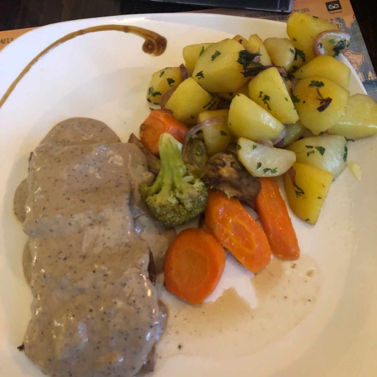 bistec a las 3 pimientas con papas salteadas