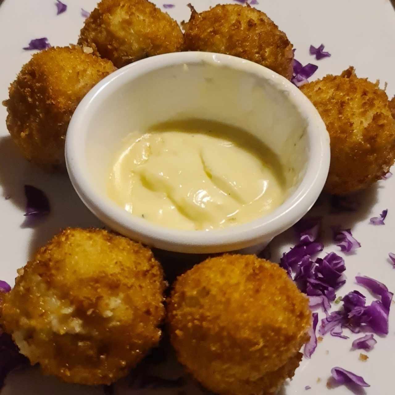 Croquetas de Langosta con Salsa de Quesos