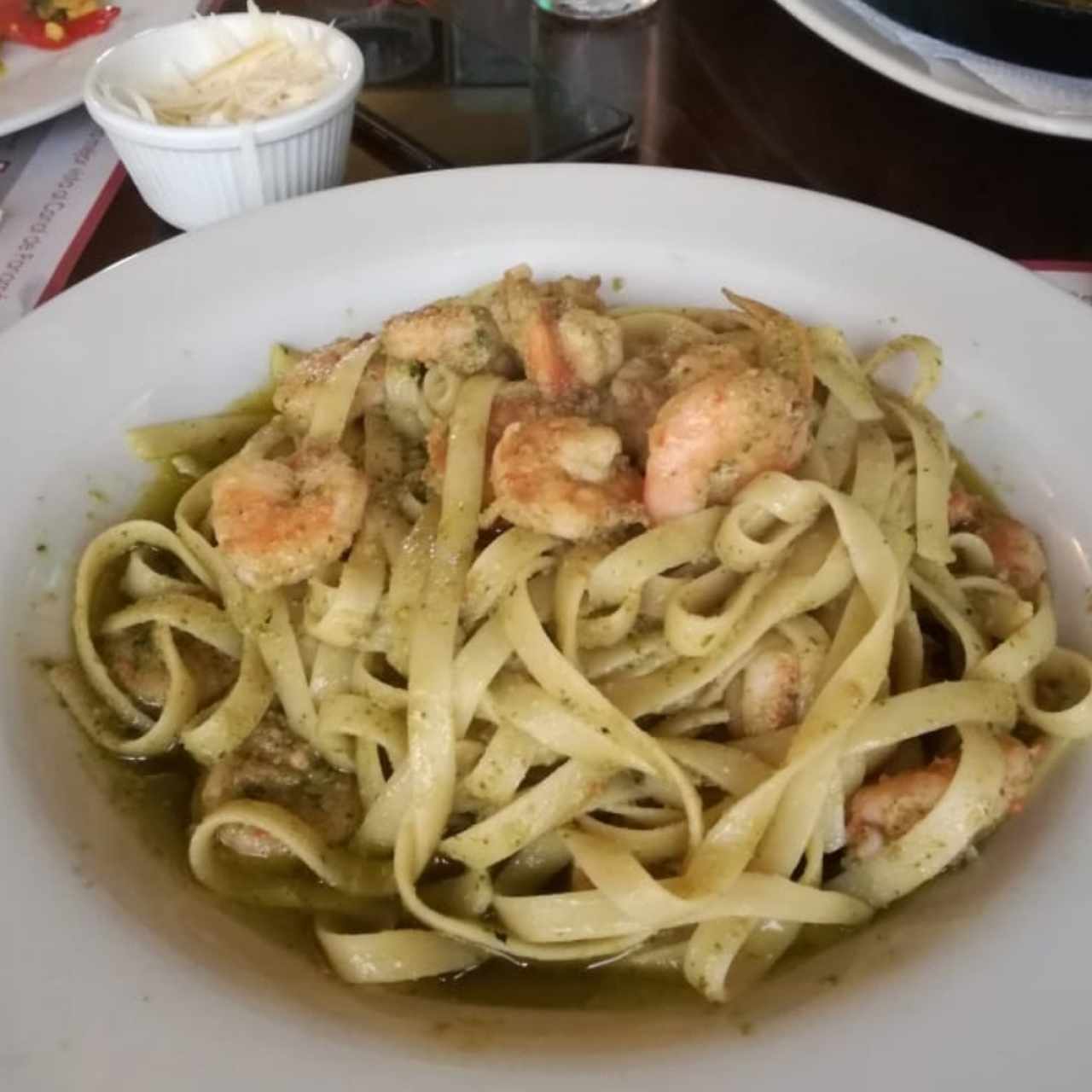 Fetuccini con camarones al pesto