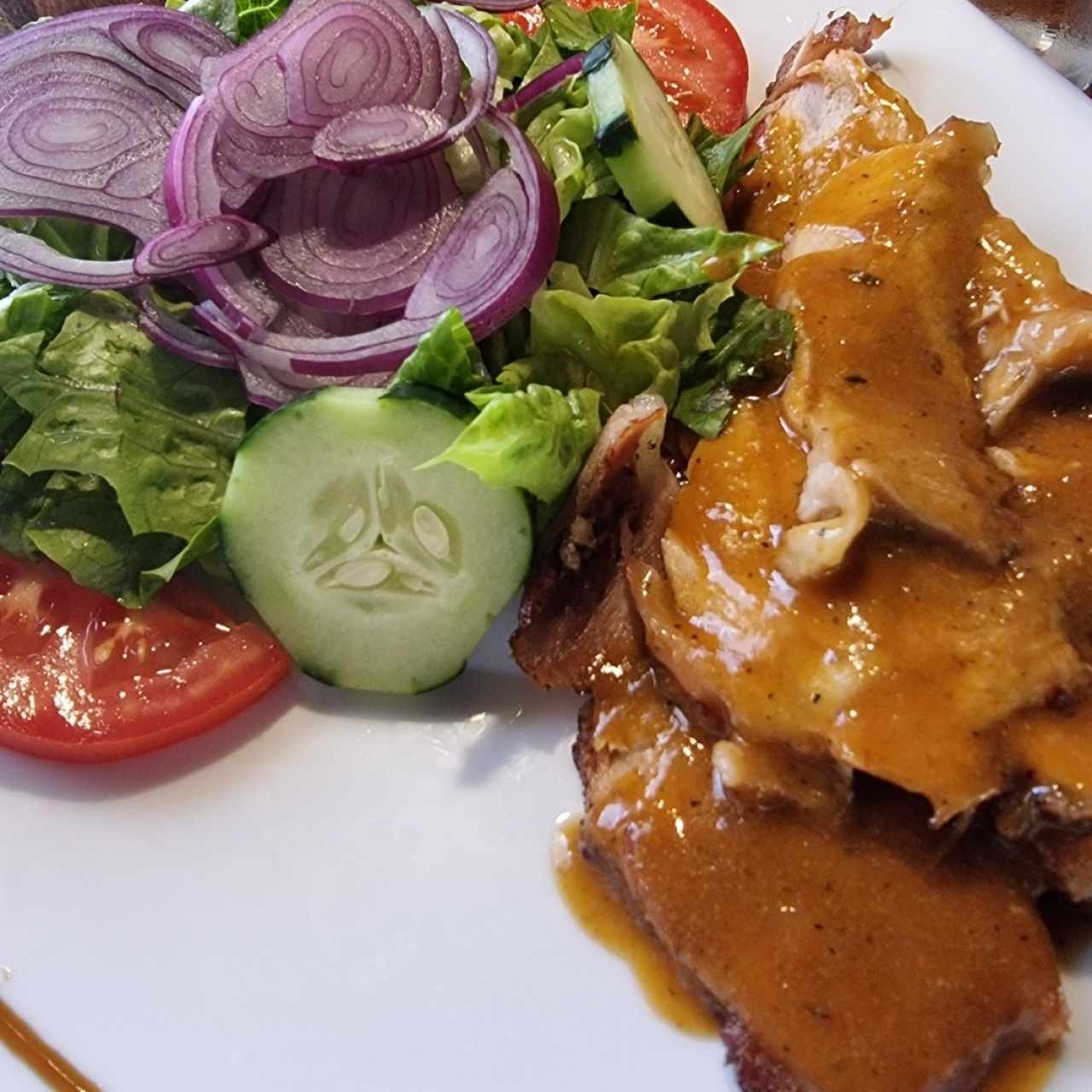 pernil con ensalada 