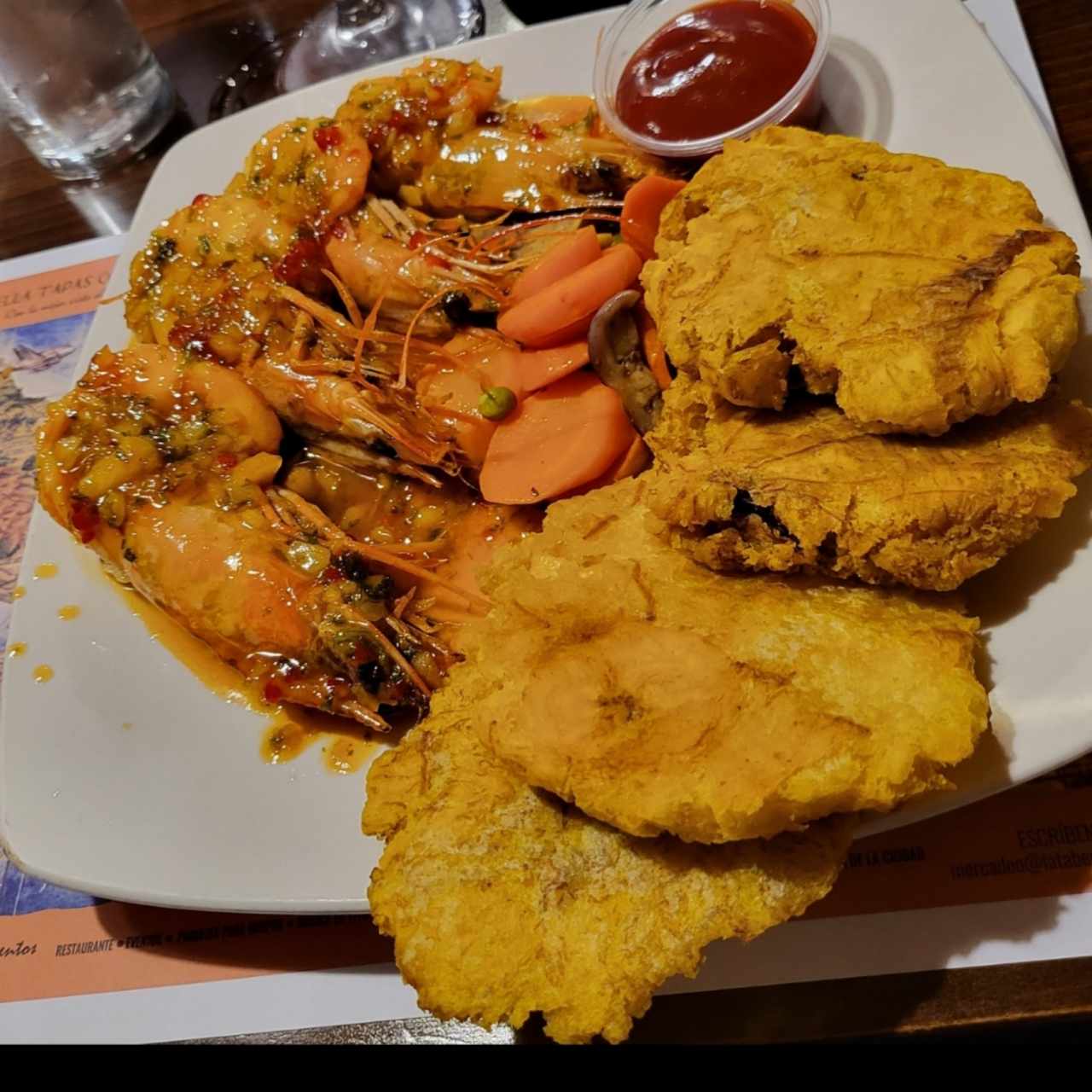 Langostinos al Ajillo de Bisque con Maracuyá con patacones