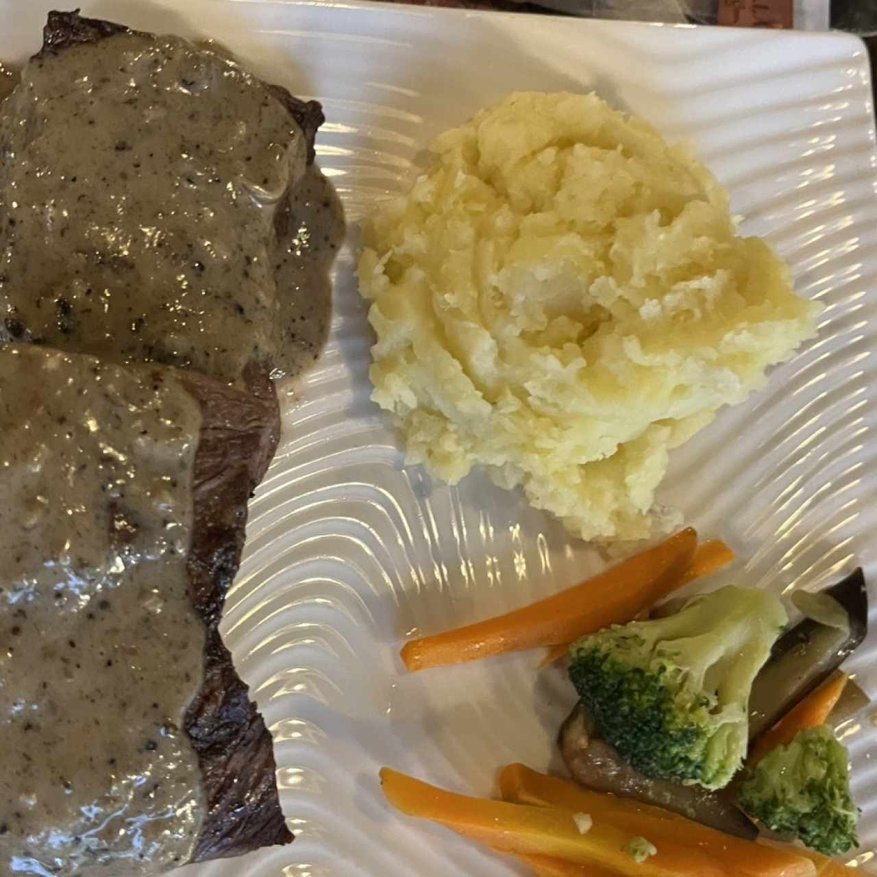 Filete de Res a las Tres Pimientas con Puré