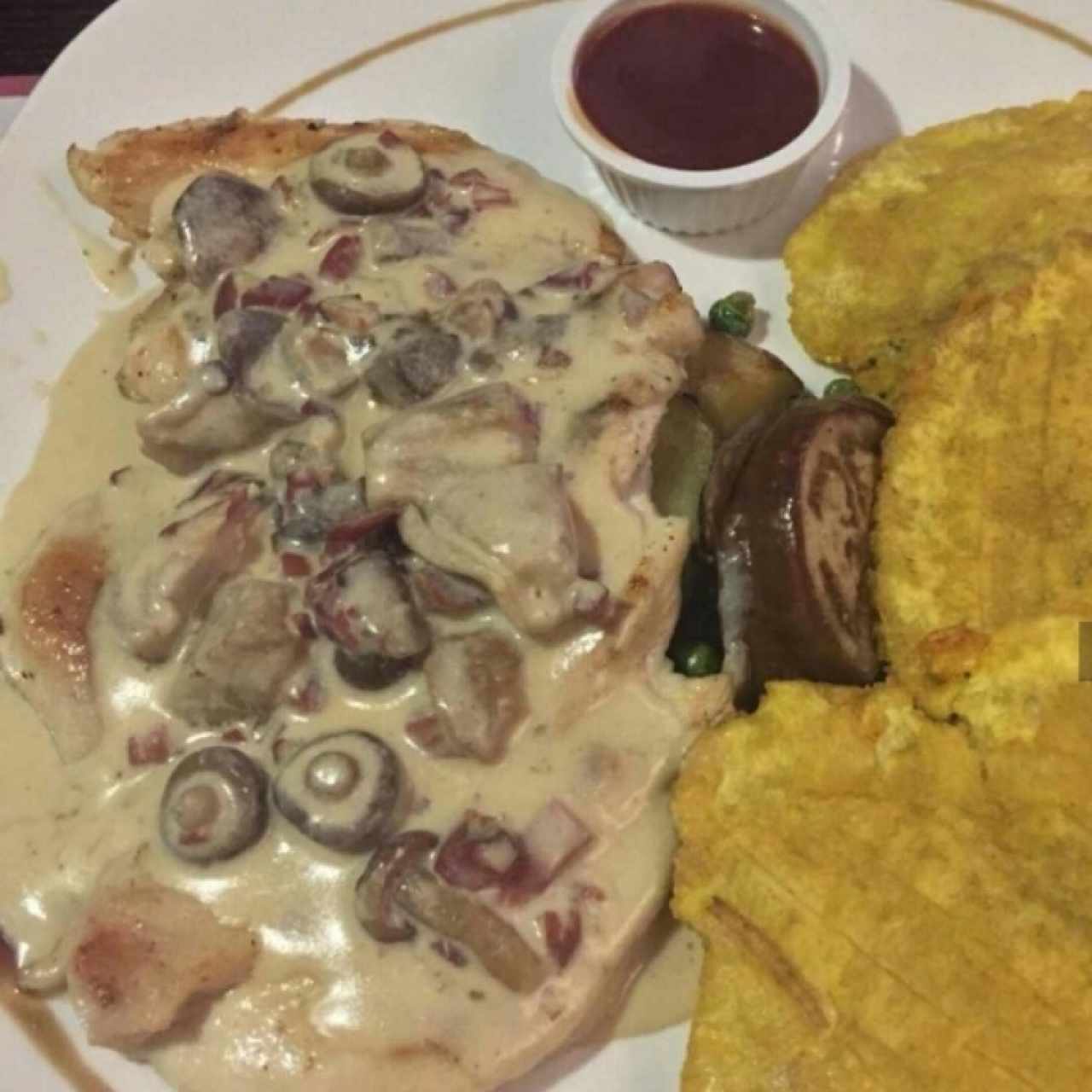 pechuga de pollo en salsa de hongos con patacones