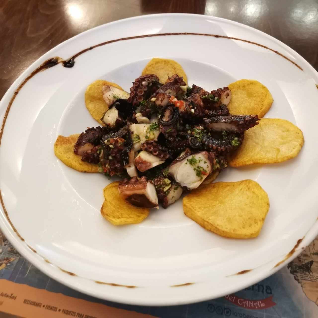 Pulpo a la Parrilla Sobre Medallones de Papa y Chimichurri