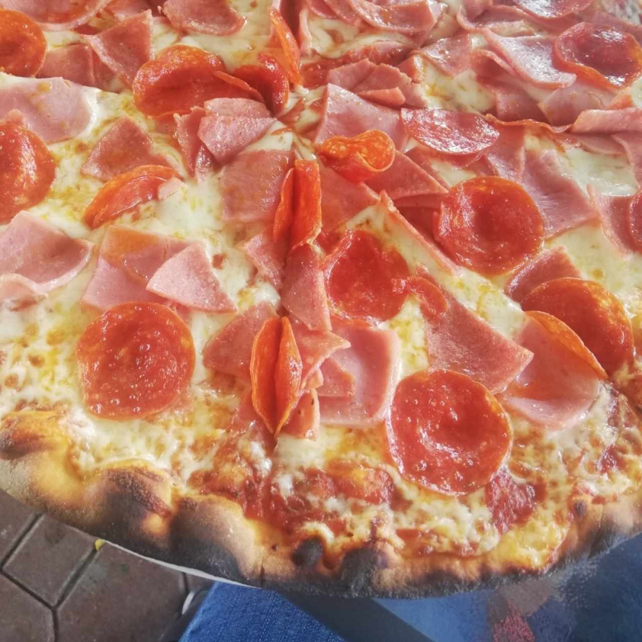 Pizza de peperoni, jamón y pollo