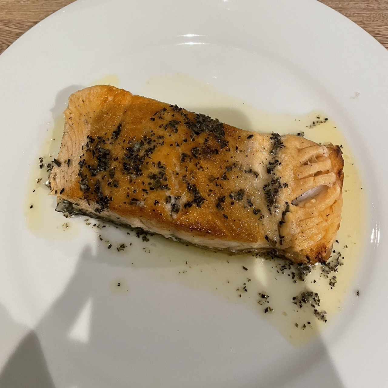 Salmón con Mantequilla de Hierbas