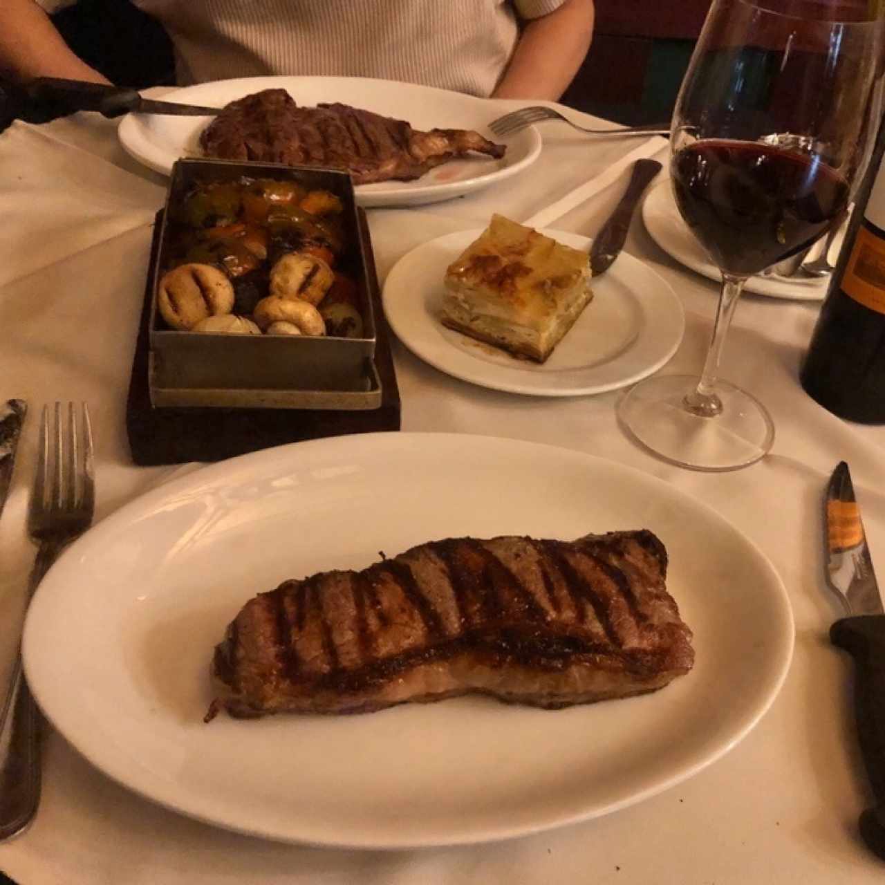 bife de chorizo y delmonico con verduras a la parrilla y miñ hojas de papa