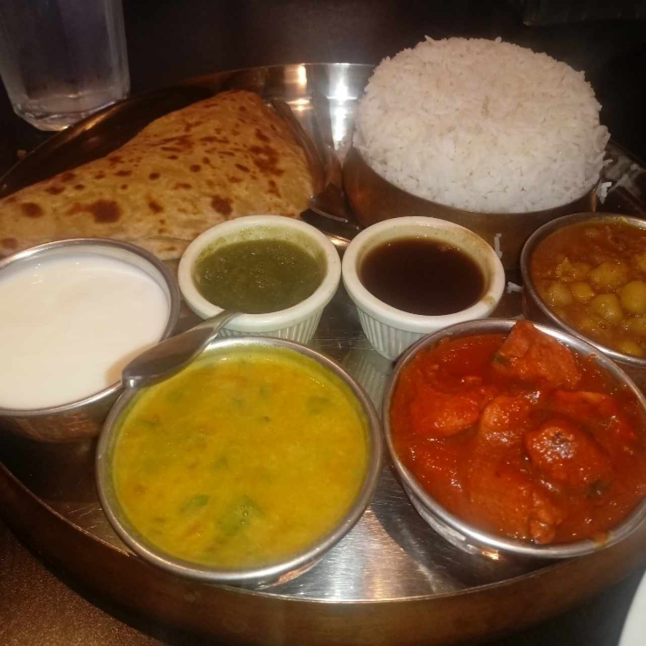 thali con pollo tikka