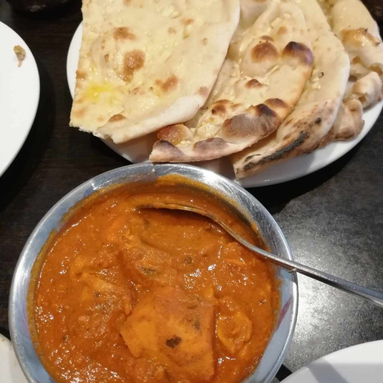 Naan de Ajo y Chicken Tikka Masala