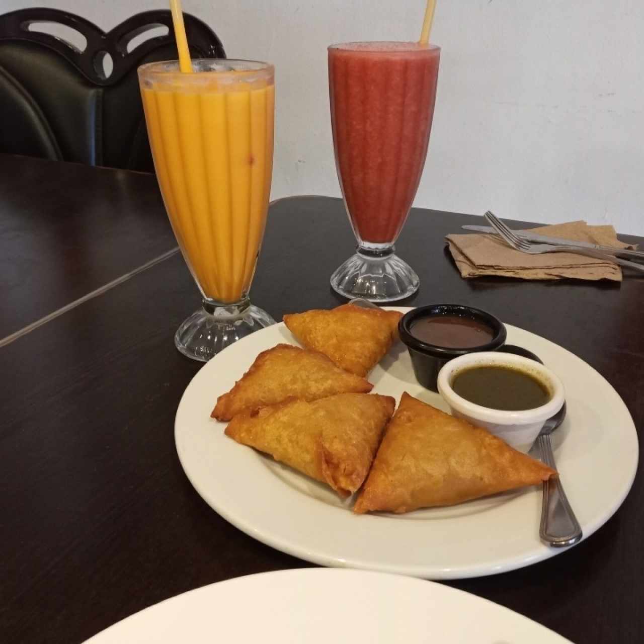 Mango lasi, jugo de fresa y samosas de pollo. Riquísimas