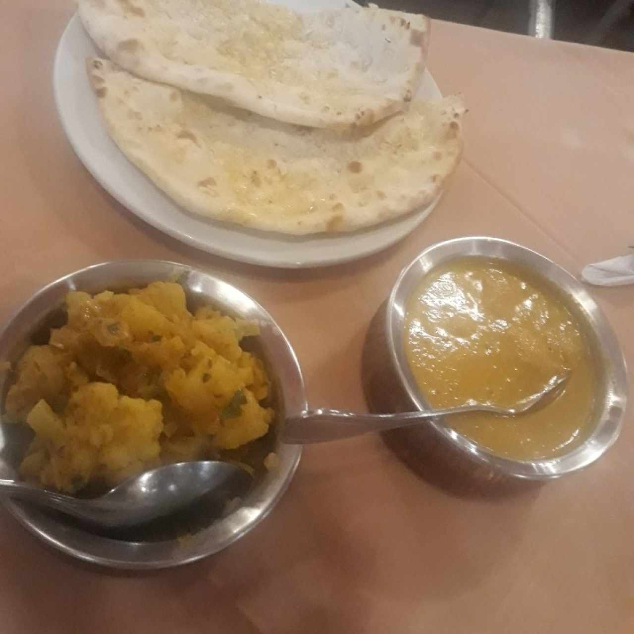 naan con ajo, aloo gobhi,butter chicken