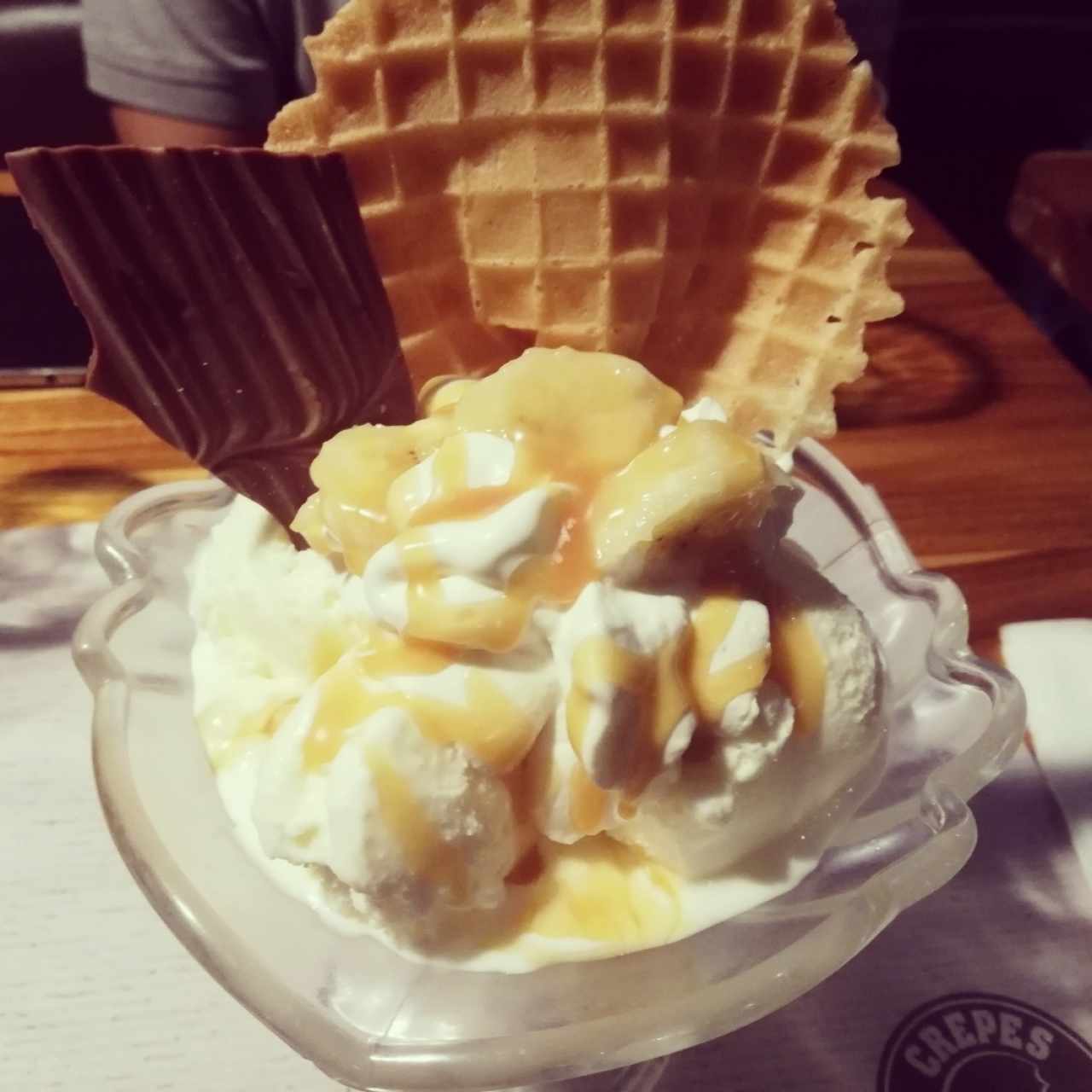 Copa de helado de vainilla con banano