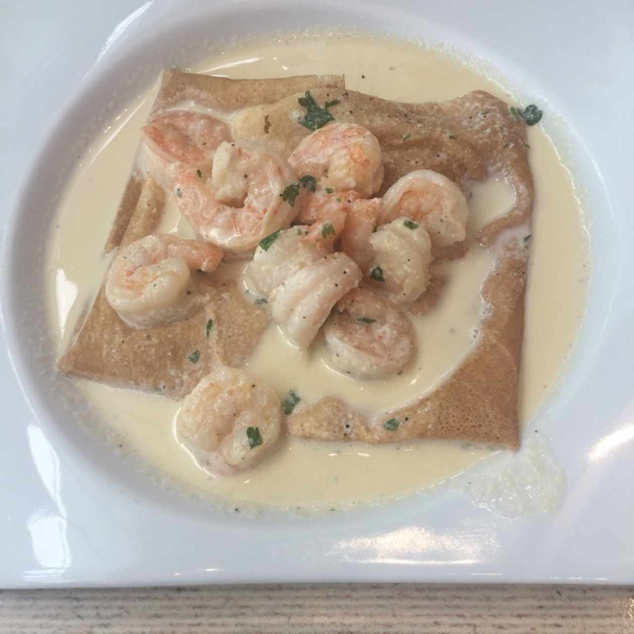 crepe de camarones al ajillo