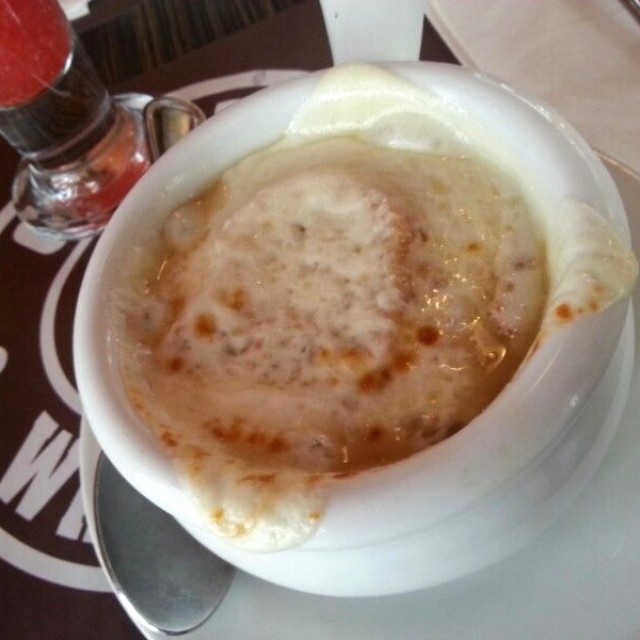 Sopa de cebolla gratinada.