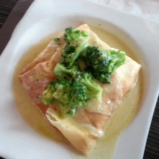 Crepe de Pollo, brocoli y queso.