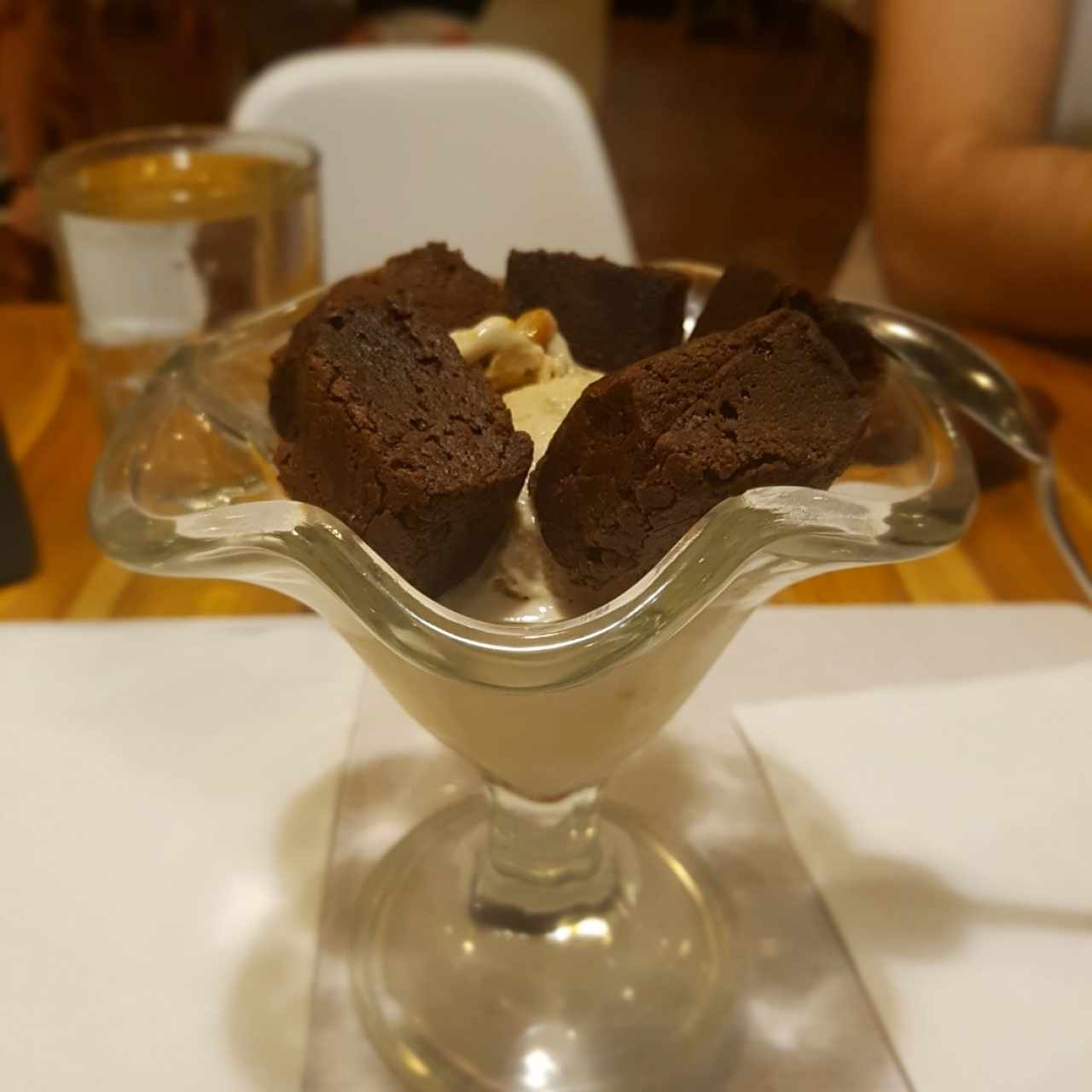 Helado de Amaretto acompañado de Brownies calientes