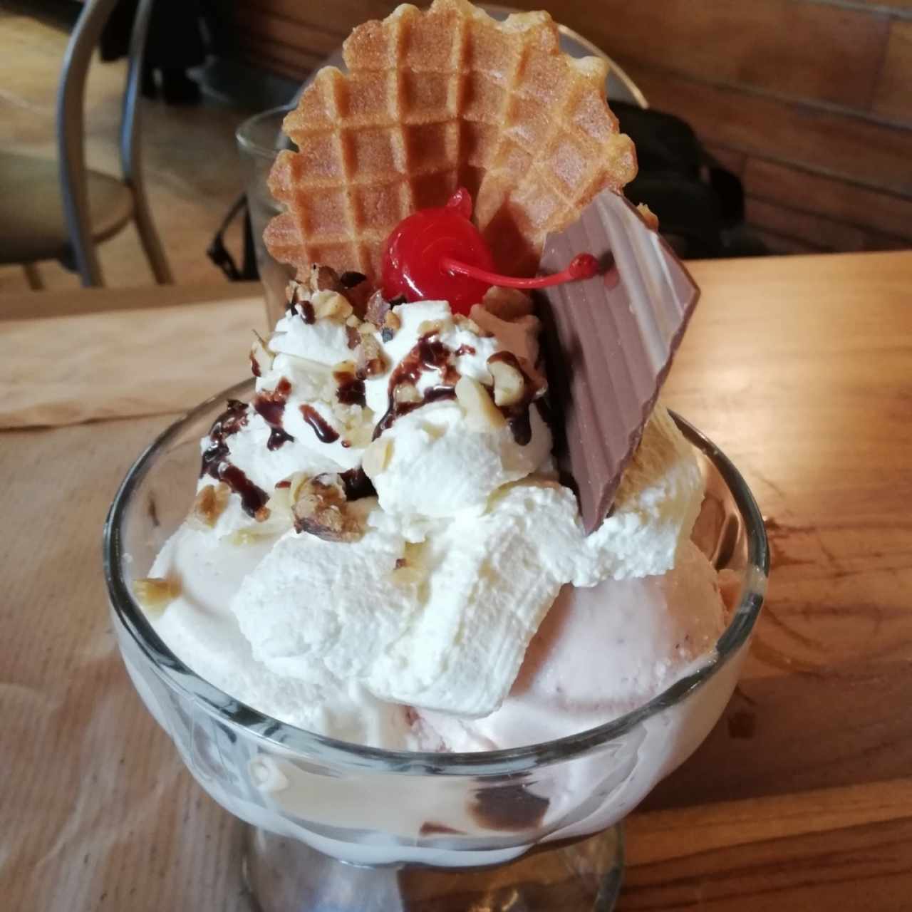 Helado tentación. Tres bolas de helado, crema chantilly, nueces, sirope de chocolate y en el fondo un biscocho con un toque de licor 😍