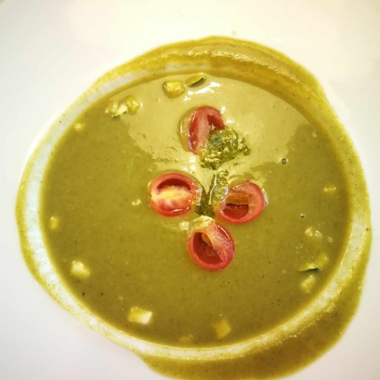 Crema de brócoli con un toque de pesto