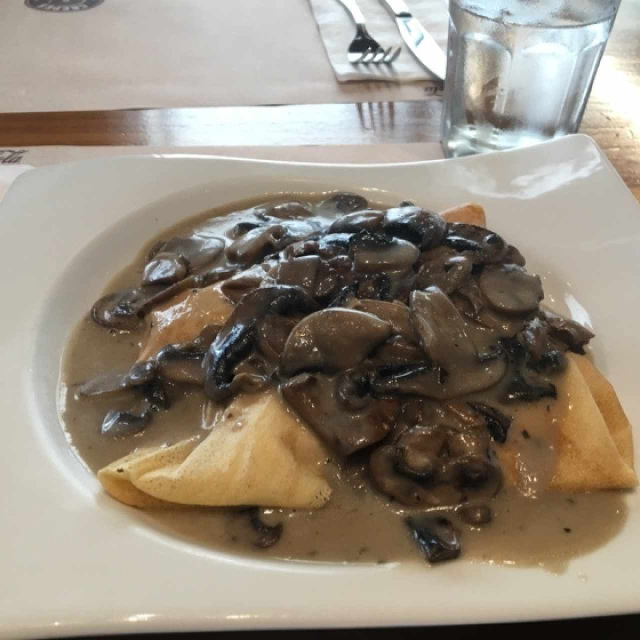 Crepe de pollo con champiñones y queso