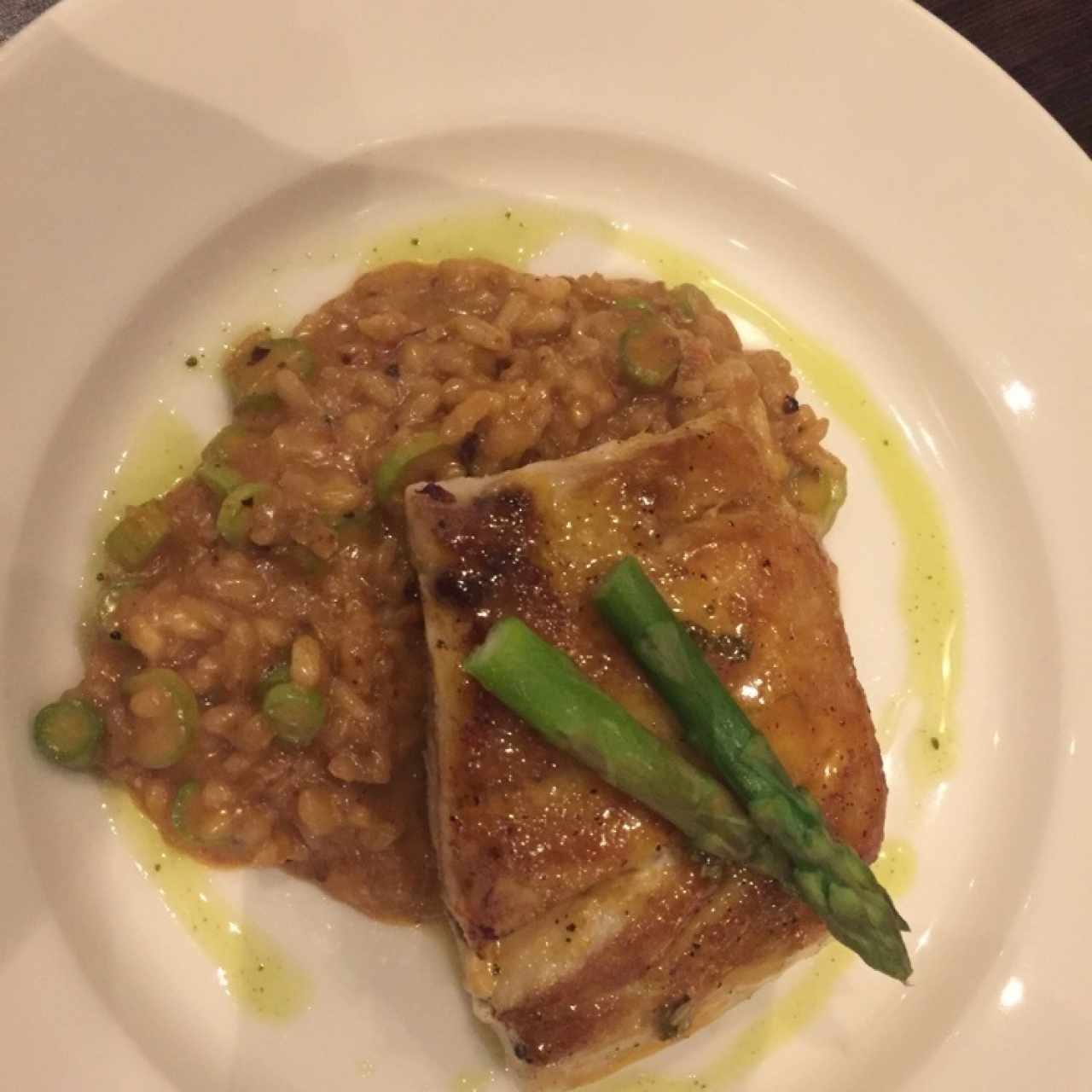 Corvina glaseada con maracuya y menta acompañada de risotto