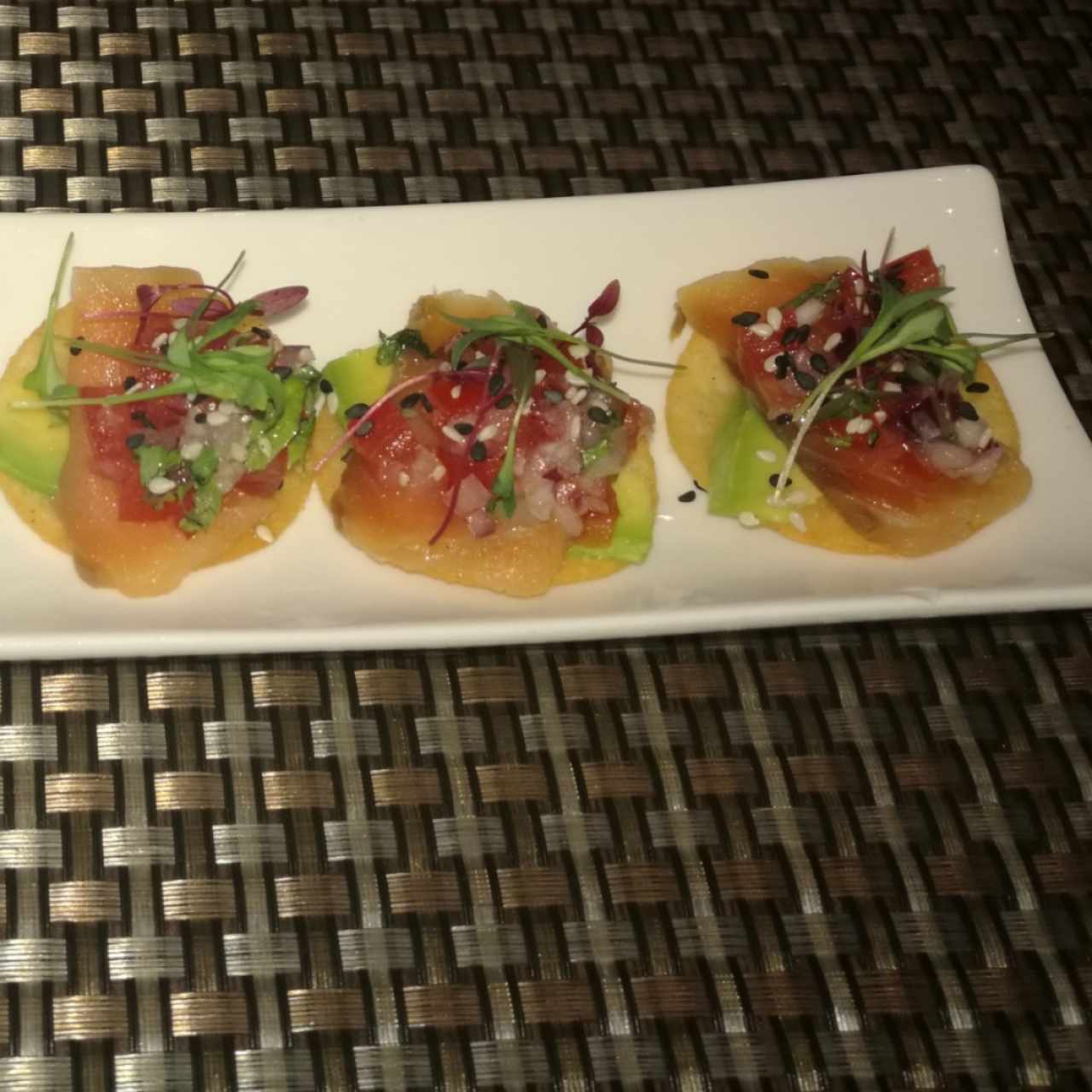 Tostadas de salmón curado