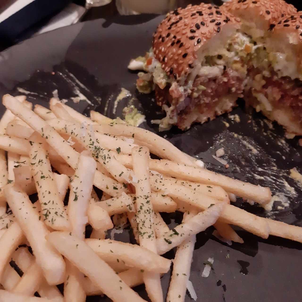 guacamole burger con papas con queso parmesano