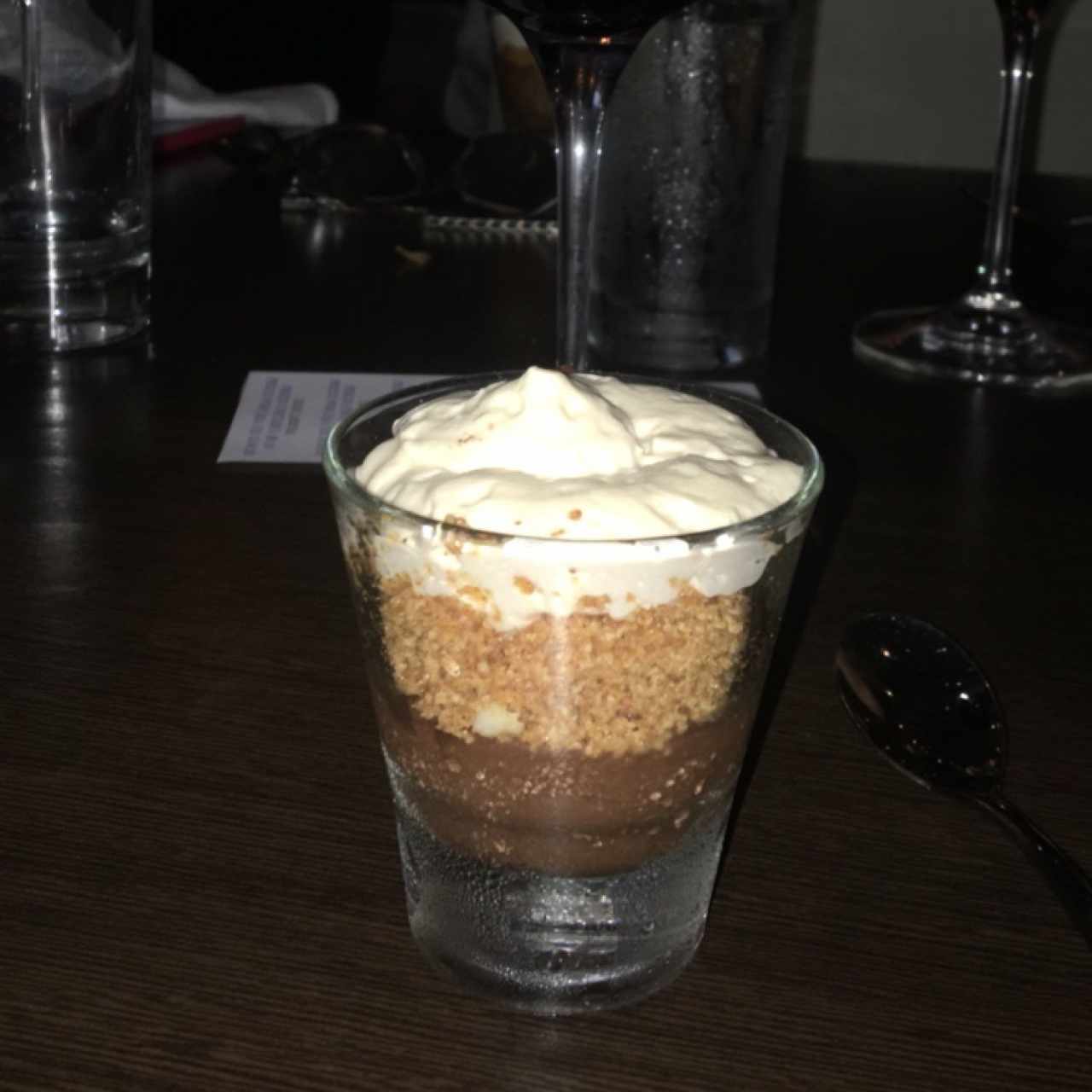 mousse de chocolate con pepitas de marañon y chantilly de kahlua