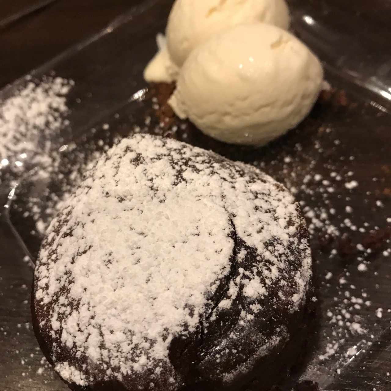 Brownie relleno con helado de vainilla