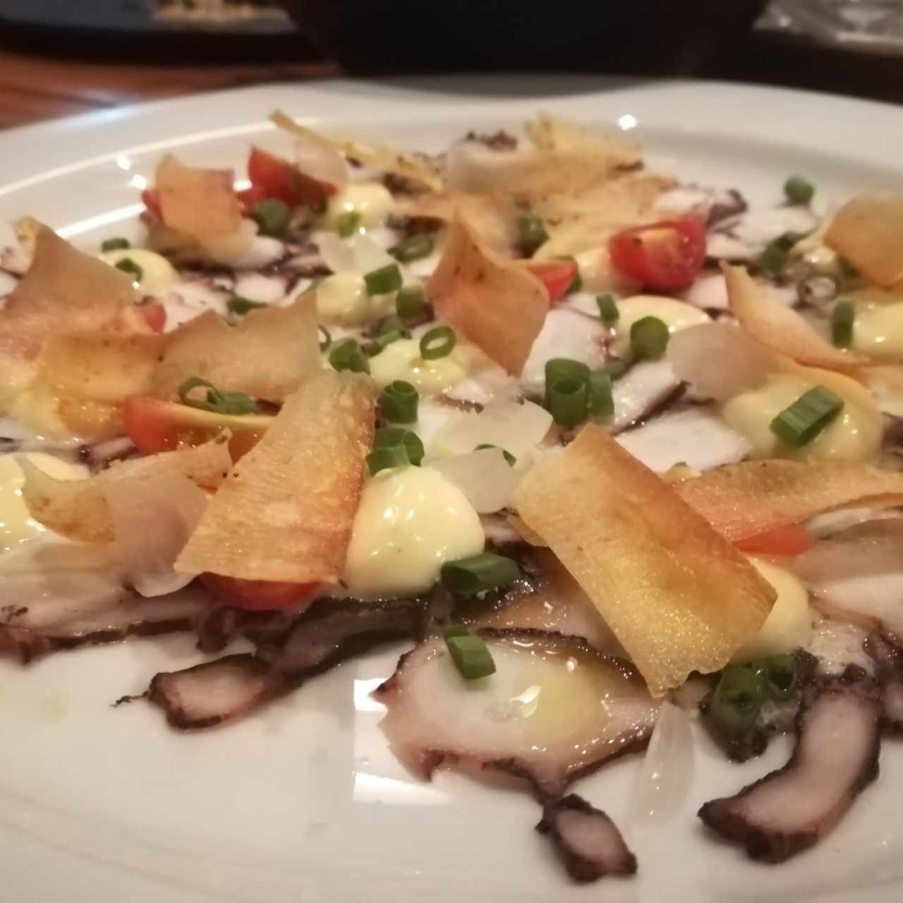 carpaccio de pulpo, maracuya y chip de yuca con cajun