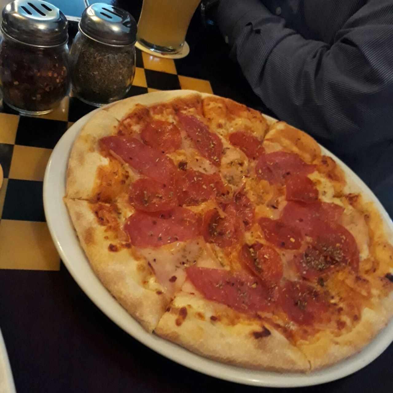 Pizza de pepperoni y jamón