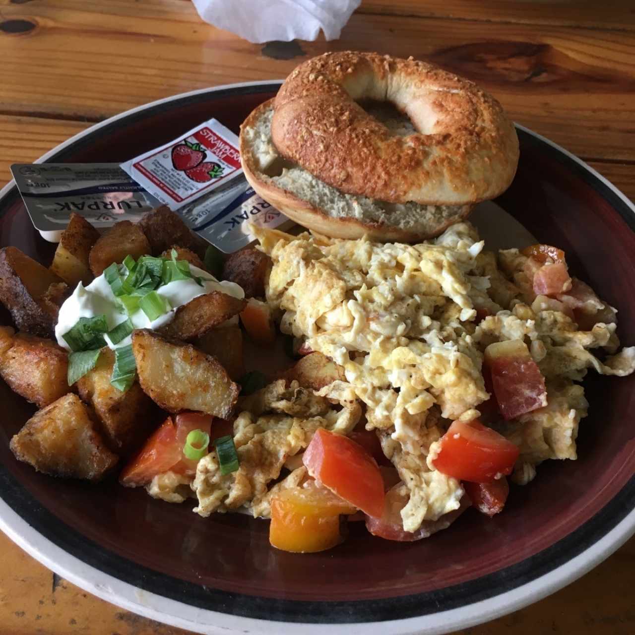 Huevos con tomate y bagel de parmesano