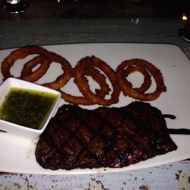 10Oz U.S. Angus Entraña, Chimichurri De La Casa, Anillos De Cebolla