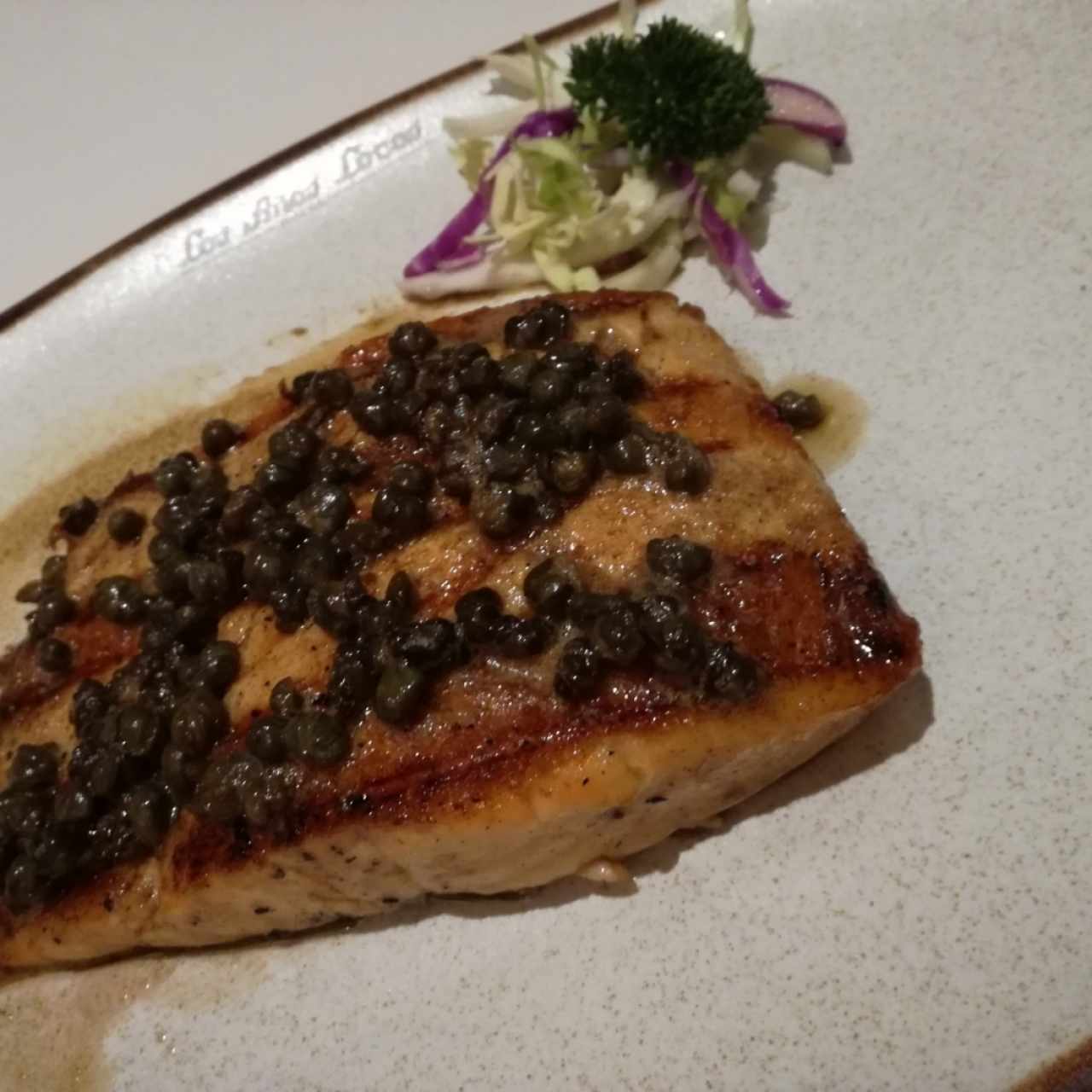 Salmón en mantequilla negra y alcaparras