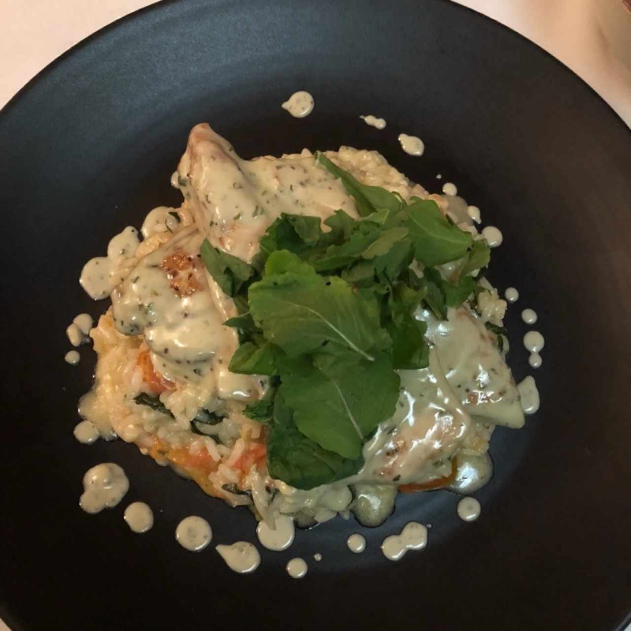 Pechuga al Roquefort con Risotto de Espinacas.