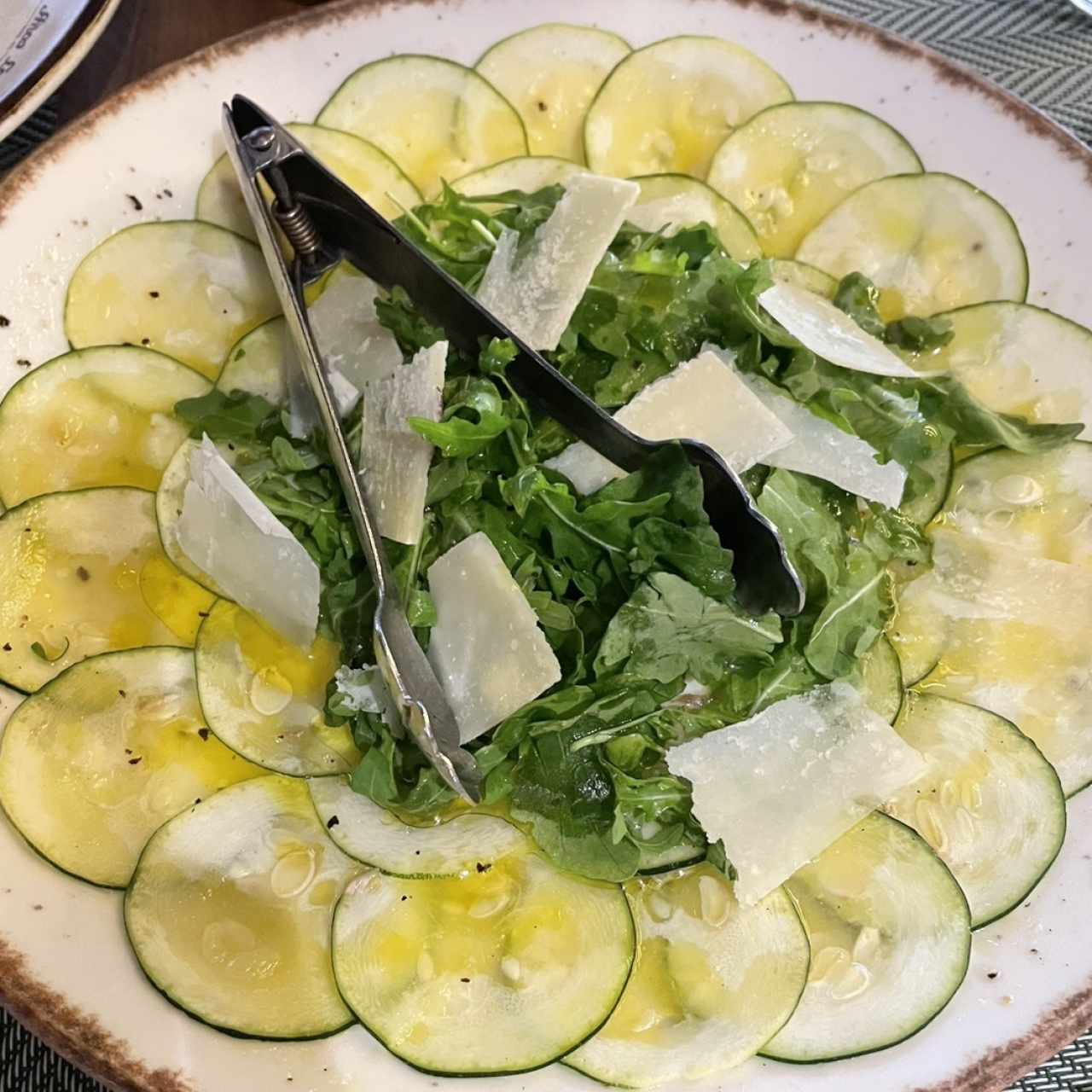 Carpaccio de zucchini con lascas de queso parmesano y hongos