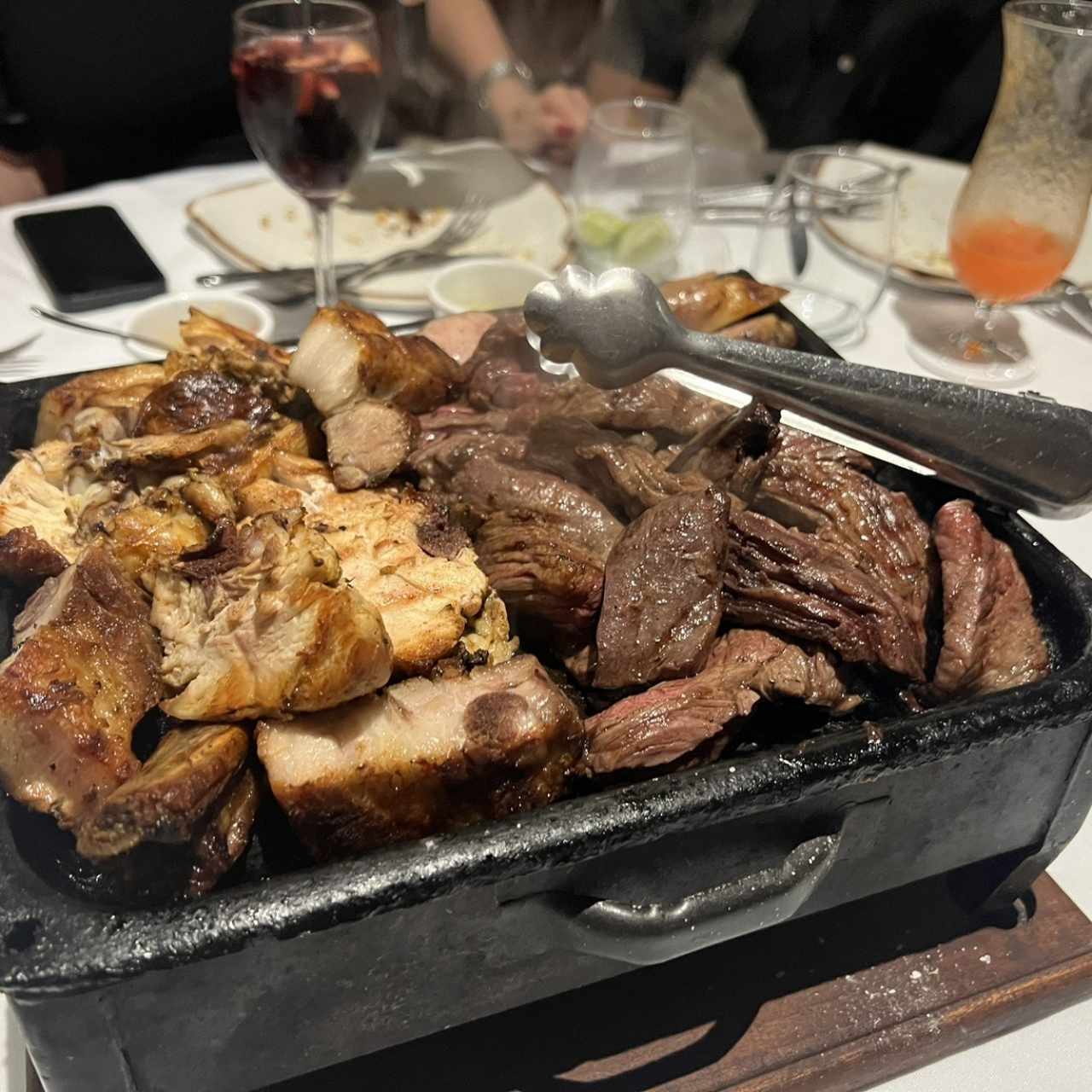 Parrillada Mixta viene con 3 ensaladas