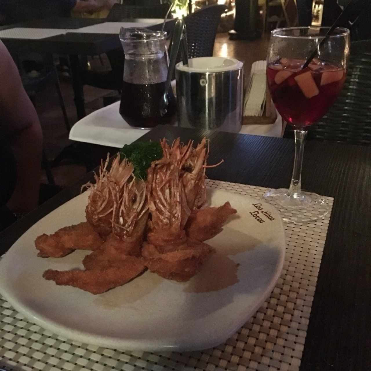 Langostinos Apanados acompañados de una deliciosa Sangria