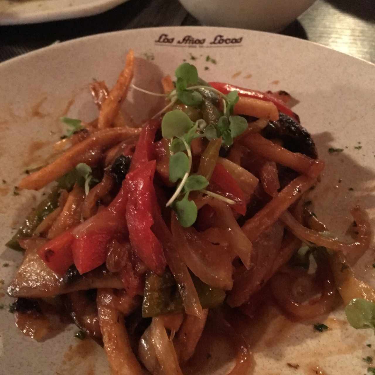 Hongos portobello con vegetales salteados y papas