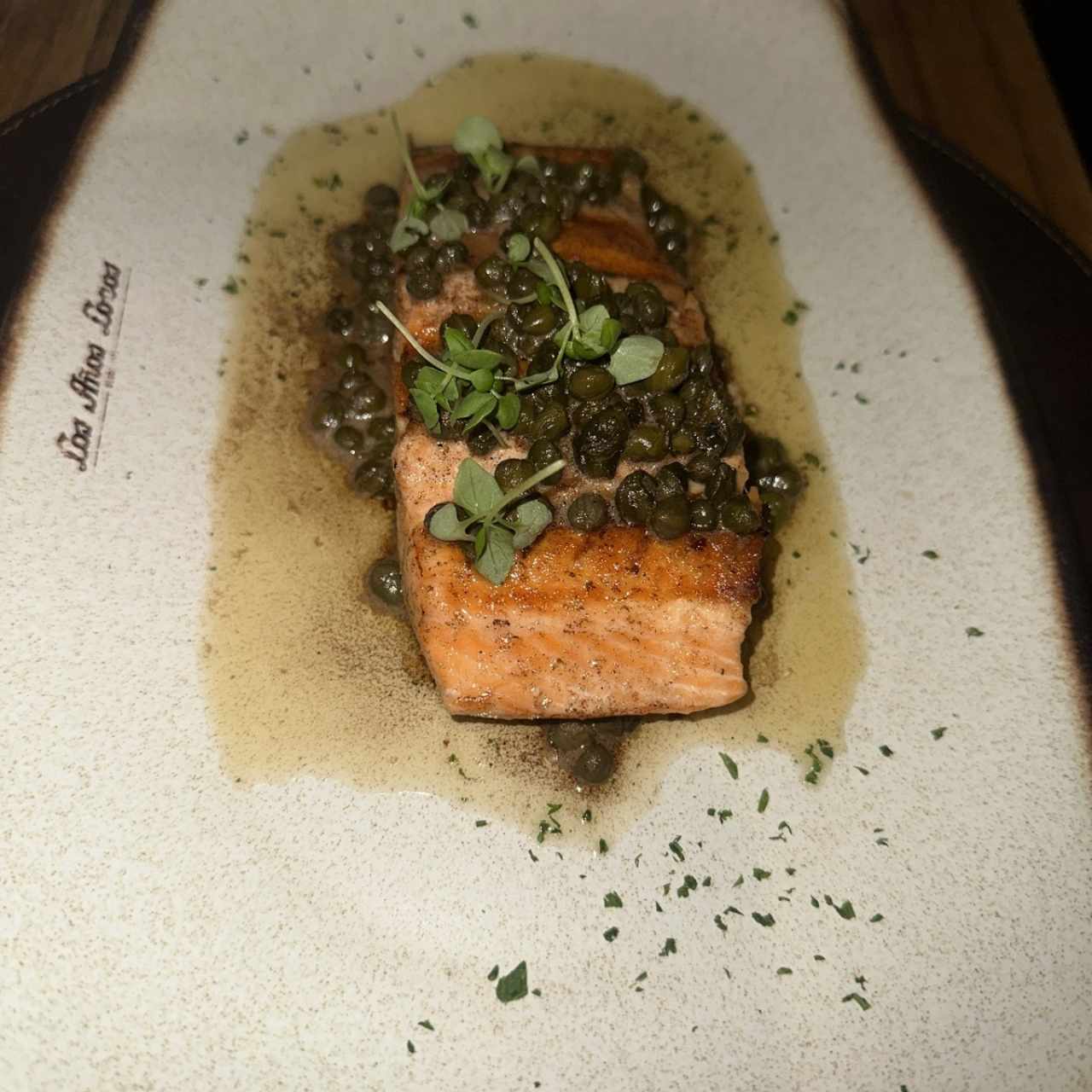 Salmón en Mantequilla Negra y Alcaparras