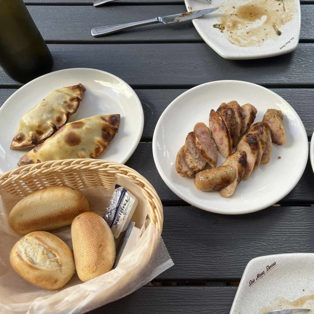 Chorizo a la parrilla y empanadas 